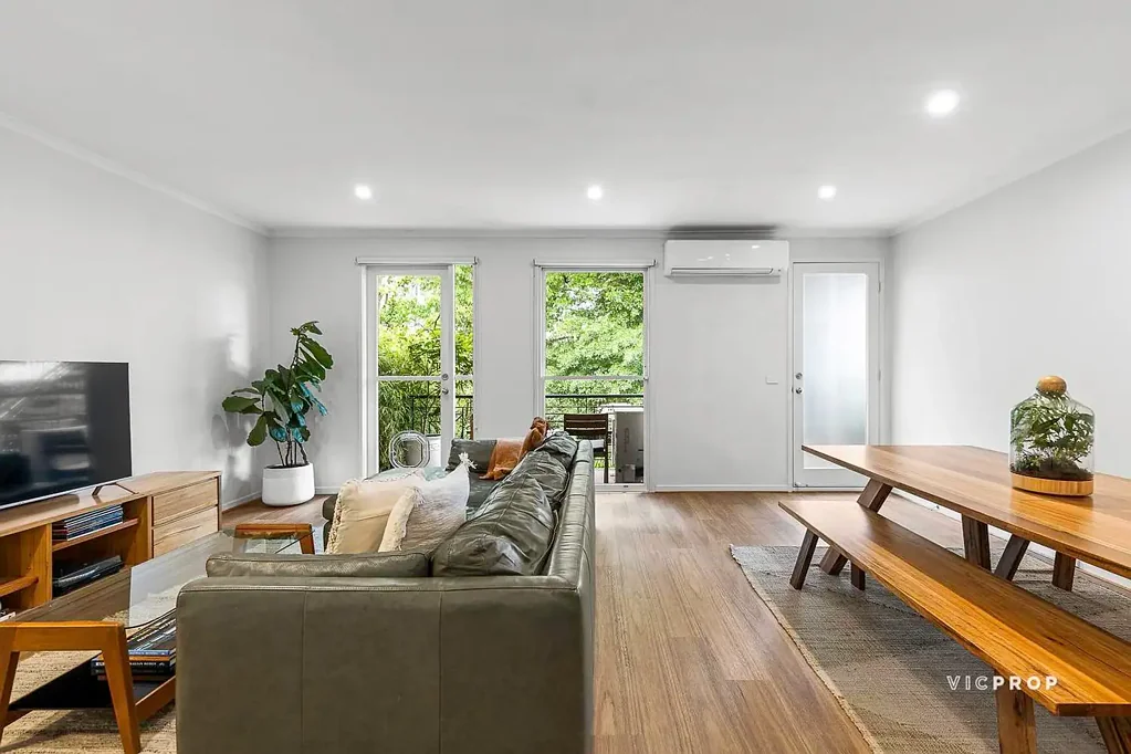 Fitzroy 2房 Victorian Gardens绿洲 顶层保安公寓 开放式布局 Bosch厨电 阳光卧室 双层玻璃窗 繁华生活区 步行商圈学校 A Lifestyle Escape in the Heart of the Action