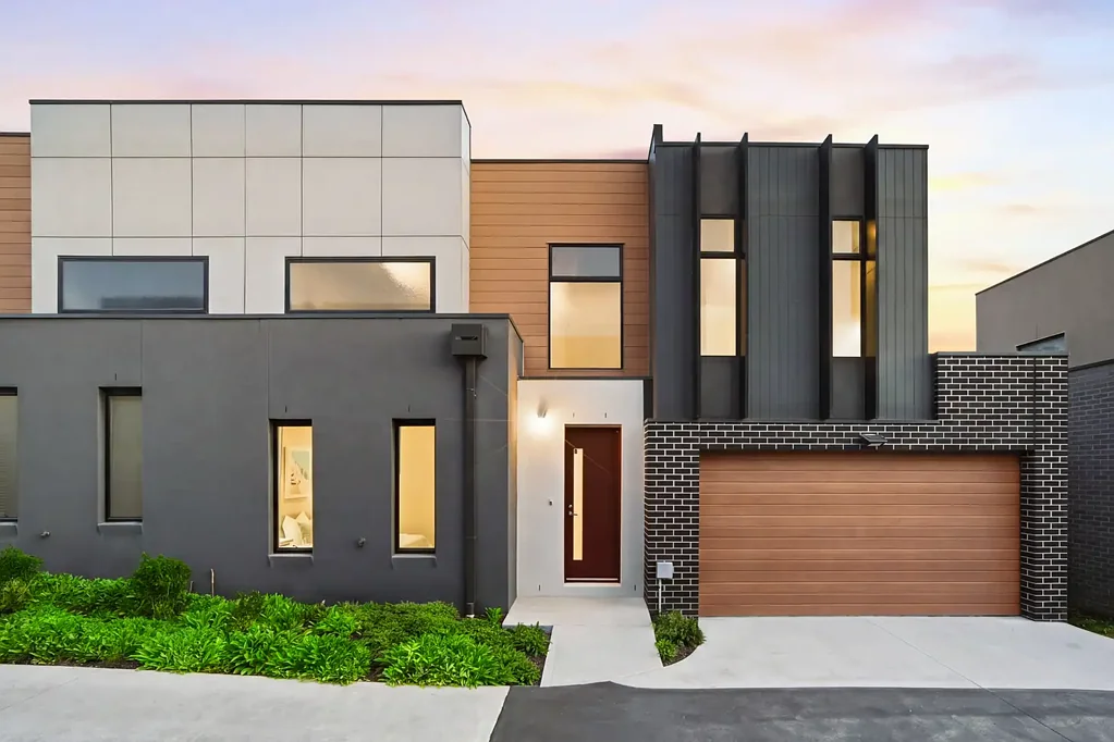 Templestowe Lower 4房 时尚现代外立面 精心设计布局 无需维护生活 开敞式起居用餐 温暖木地板 宽敞厨房岛台 私人庭院 无需维护 四间卧室 主套房步入式衣帽间 套内浴室 分体式供暖制冷 双车库 内部通道 方便家庭小区 靠近公园学校购物交通 Contemporary Comfort with Generous Space & Outdoor Appeal