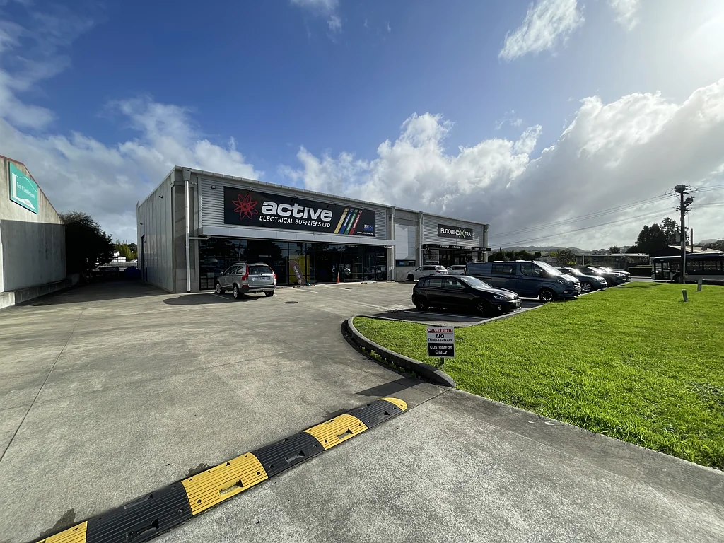 Warkworth High-Profile Corner Site with Trade Showroom