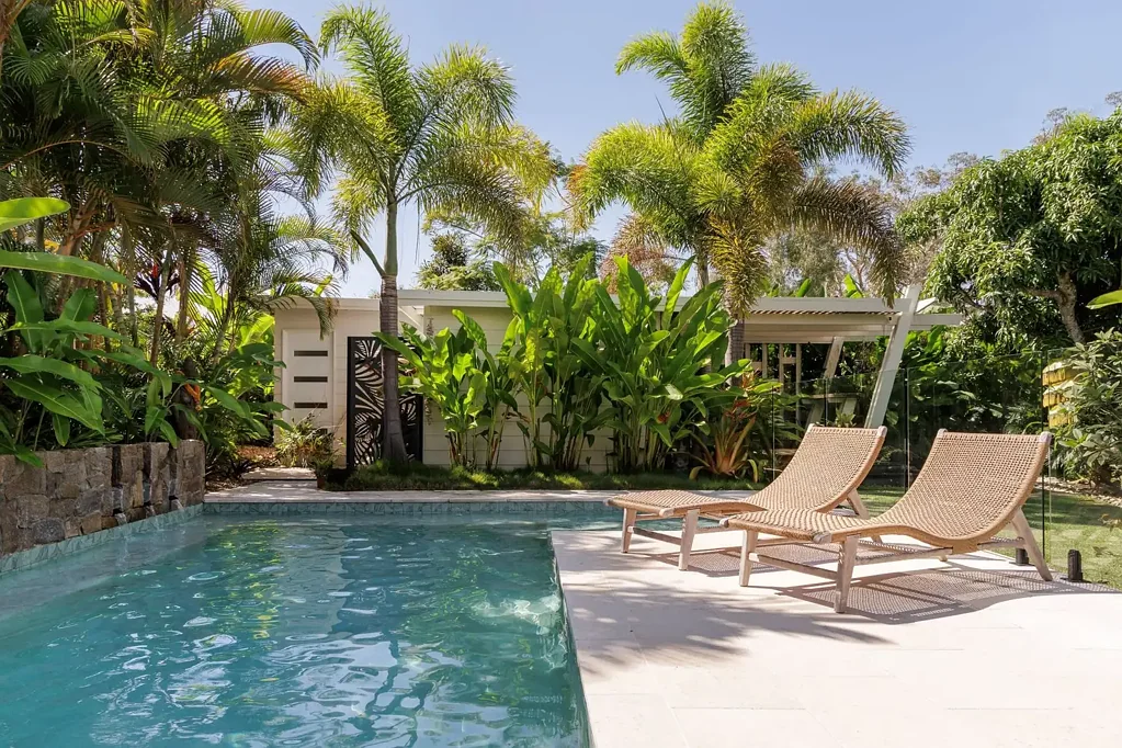 Tewantin 4ਬੈੱਡਰੂਮ A Hidden Tropical Oasis with Private Studio in the Heart of Old Tewantin