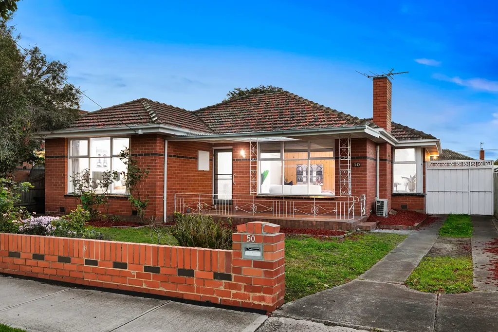 Sunshine West 3બેડરૂમ REFRESHED FAMILY HOME IN A PRIME SUNSHINE WEST POSITION