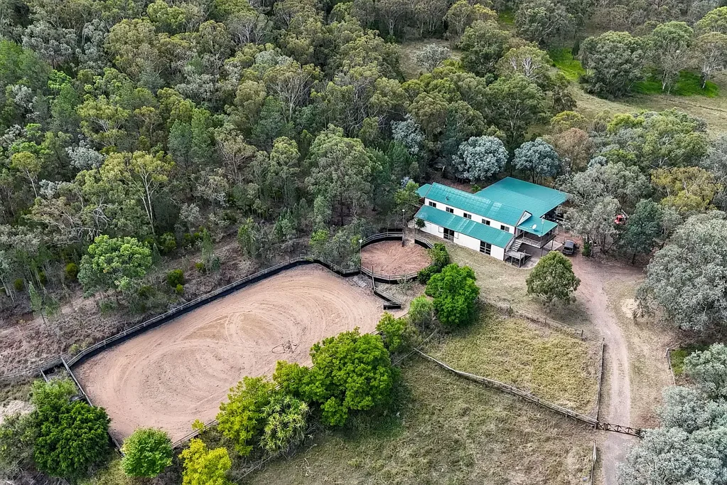 Hirstglen  SUPERBLY APPOINTED EQUESTRIAN FACILITY