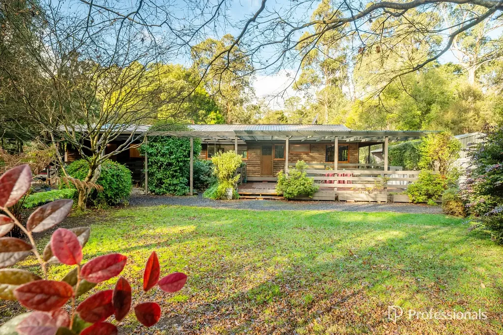 East Warburton 3Moenga SPACIOUS LOG CABIN RETREAT ON 1 ACRE BACKING ONTO THE YARRA RIVER
