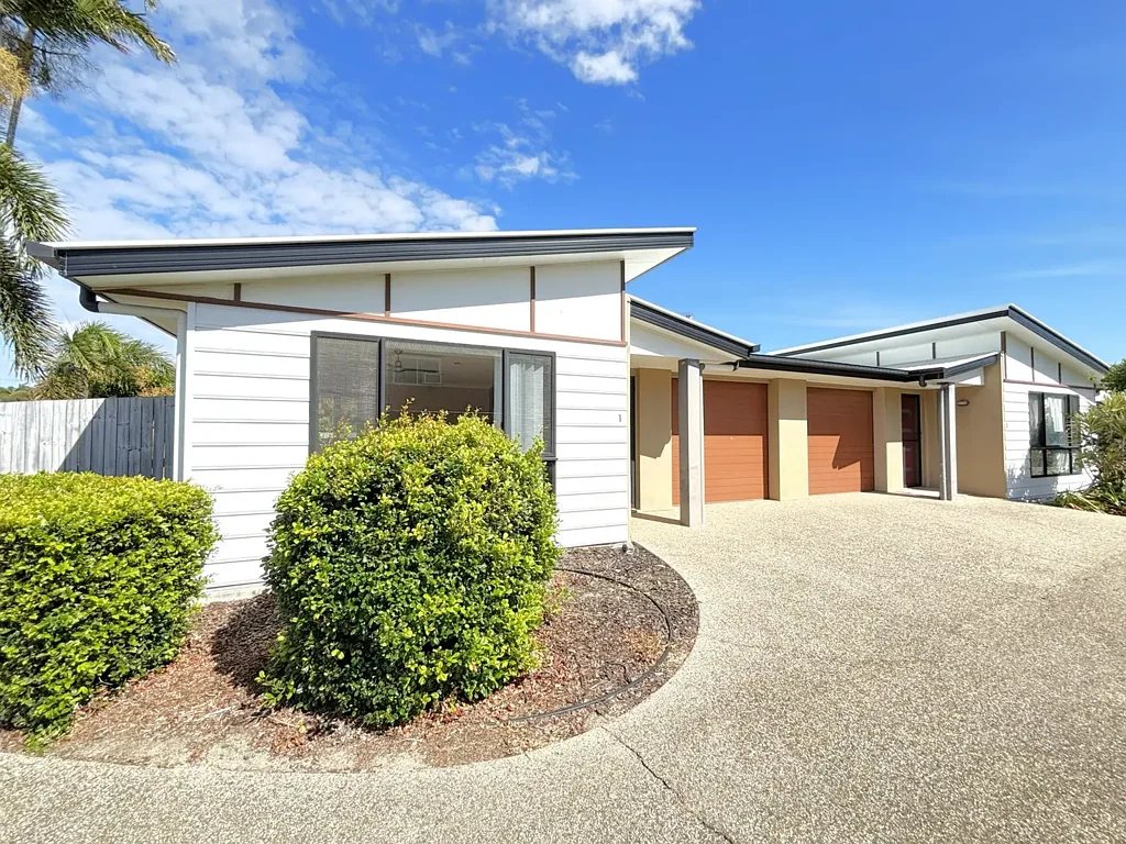 Modern, Private Living in a Quiet Complex — Walk to To