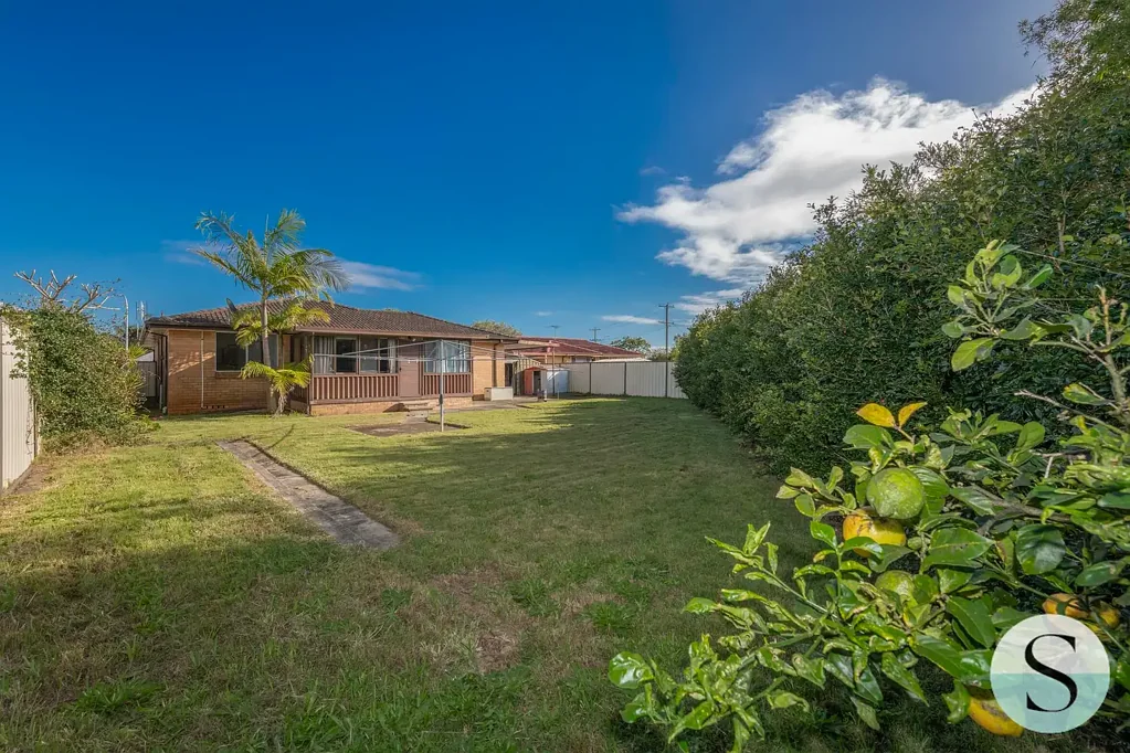 Caves Beach 3房  Cheap & Cheerful, Fabulously Located, Two Street Frontage, One Level Home, in a Quiet Cul De Sac Setting, Stroll to The Bay, Schools, Shops & Cafes!