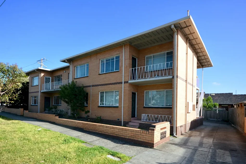 FANTASTIC UNIT IN A PRIME LOCATION - ESSENDON!