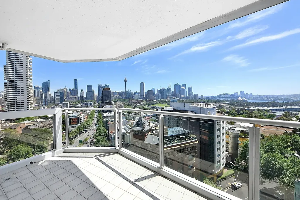 Potts Point 1房 悉尼港全景视野 宽敞设计师公寓 24小时礼宾服务 度假村式设施 步行可达繁华区域 Sophisticated City Pad with Postcard Views, Balcony & Parking in Prime Location