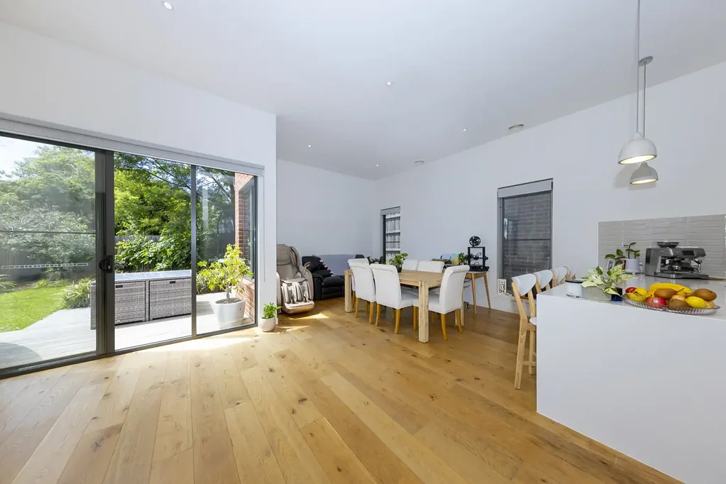 Mount Waverley 4房 四卧三卫双套间 家族宜居风光好 中心地段精投资 Contemporary Family Home in SCHOOL ZONE