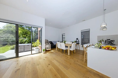 Mount Waverley 4Kwarto Contemporary Family Home in SCHOOL ZONE