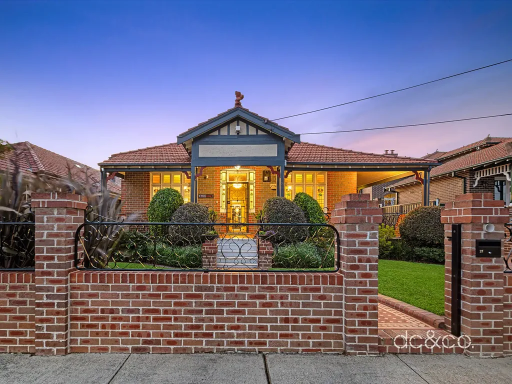 Burwood Heights 4બેડરૂમ Picture perfect federation charm with modern family comforts on a generous 695sqm block