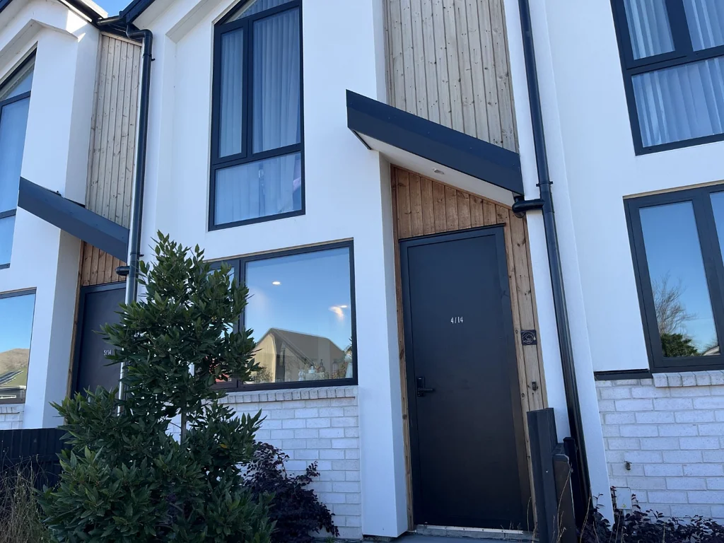 Modern Two bedroom touwnhouse in Woolston.