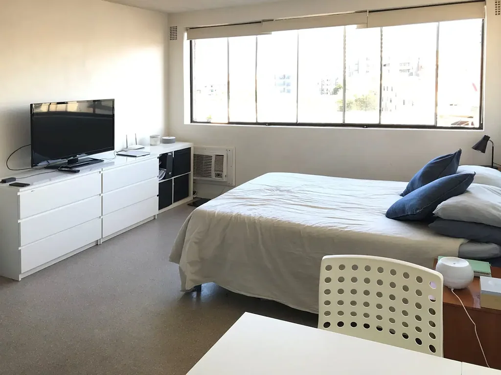 SPACIOUS & AIRY APARTMENT
