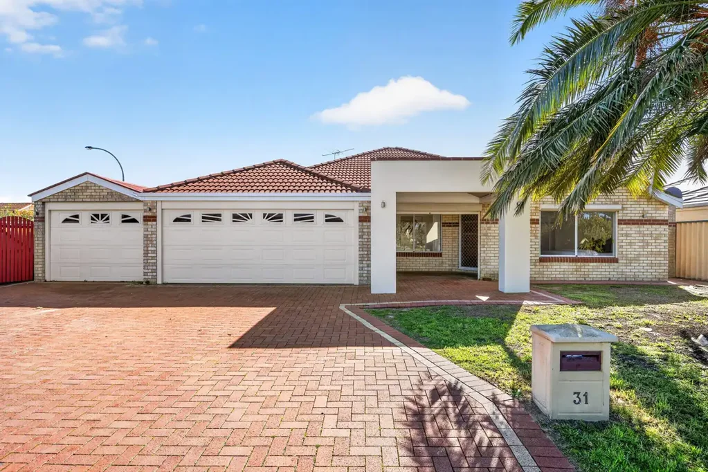 Port Kennedy 4ਬੈੱਡਰੂਮ Why: Because this perfectly placed property combines stylish interior living with inviting poolside gardens for the ultimate in modern convenience