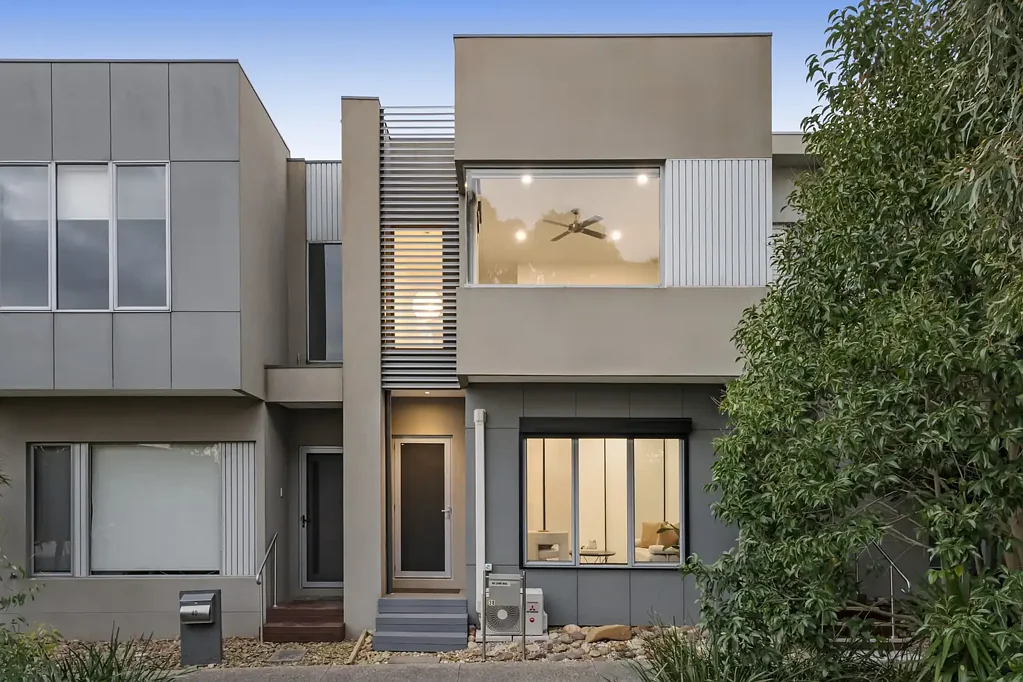 Caroline Springs 2房 Caroline Springs备受追捧地段的轻松现代生活 Effortless Modern Living in a Sought-After Caroline Springs Location
