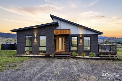 Brighton 4房  Charming Brighton Home with Agricultural Zoning!
