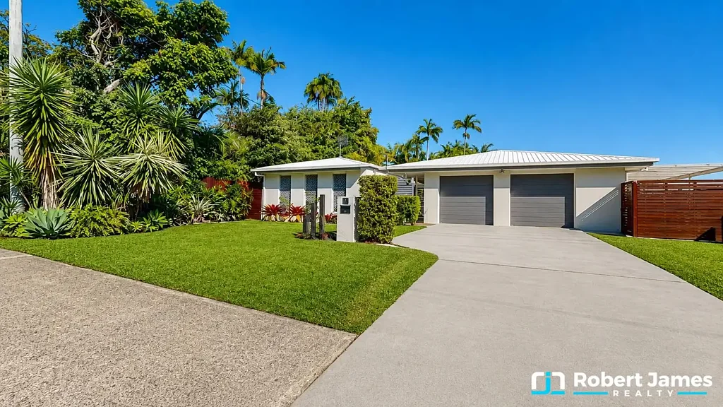 Tewantin 5 Bedroom Spacious Family Living in the Heart of Old Tewantin