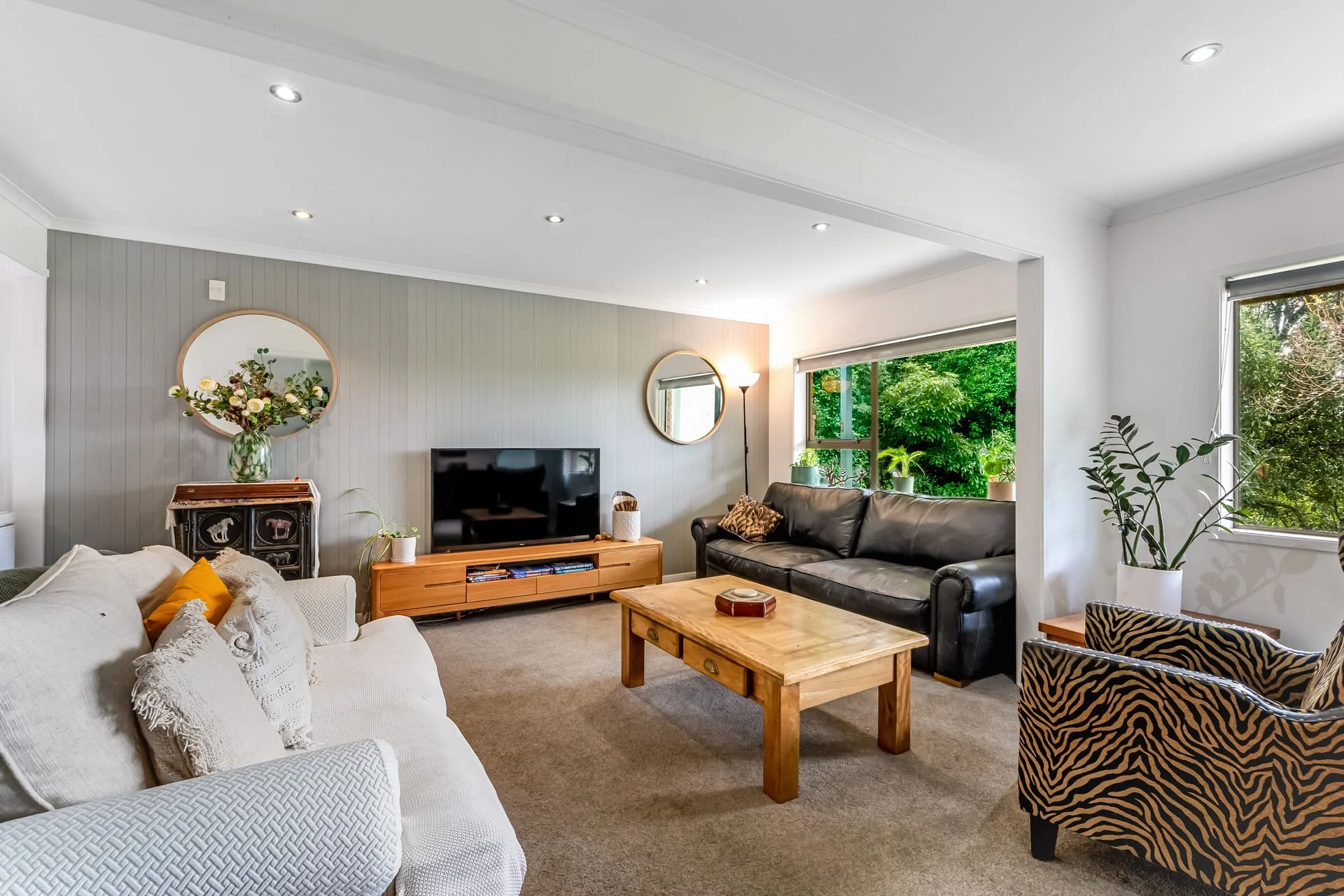 Browns Bay 4 Bedroom COASTAL LIVING, AN EASY STROLL TO THE BEACH!