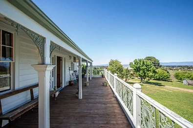Perth 2 Slaapkamer Timeless Farmhouse Character with Glowing Sunset Views