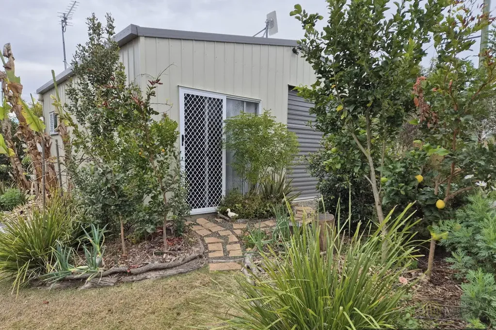 Murgon Private Eco Retreat on 1.25 Acres – A Gardener’s Paradise with Mountain Views "Song Bird Cottage"