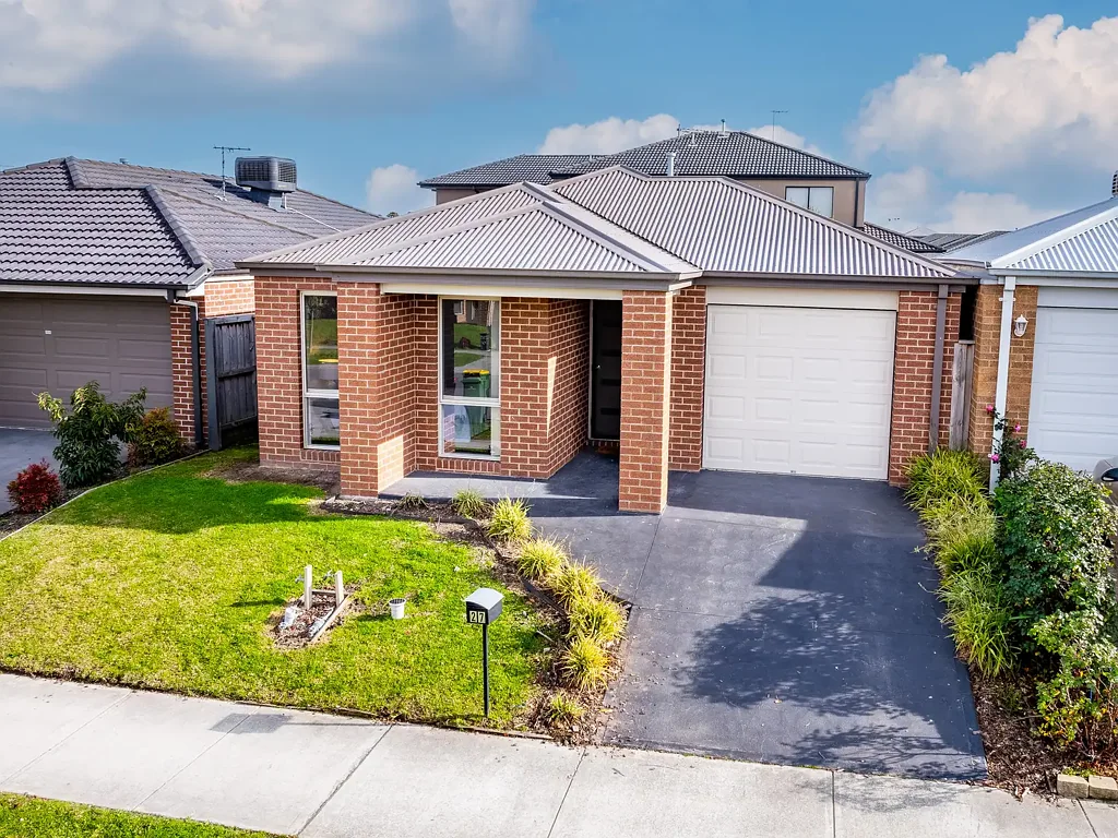 BEAUTIFUL 4 BEDROOM HOME IN PRIME LOCATION!