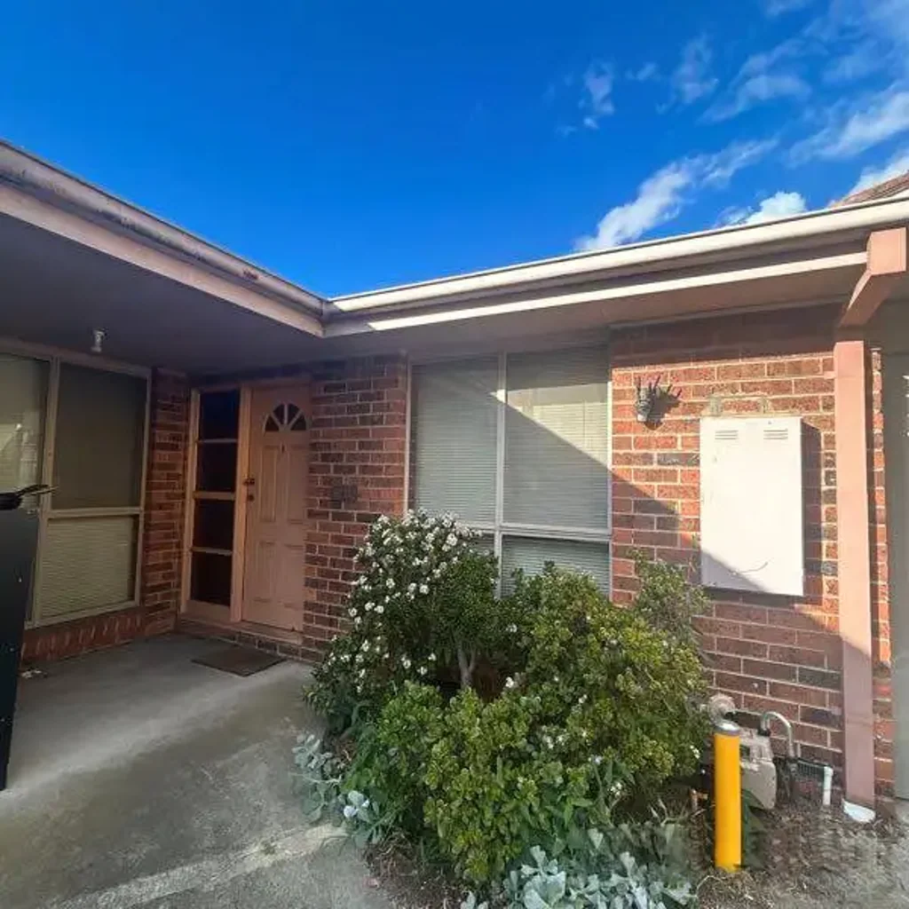 SINGLE LEVEL THREE BEDROOM TOWNHOUSE IN BAYSIDE