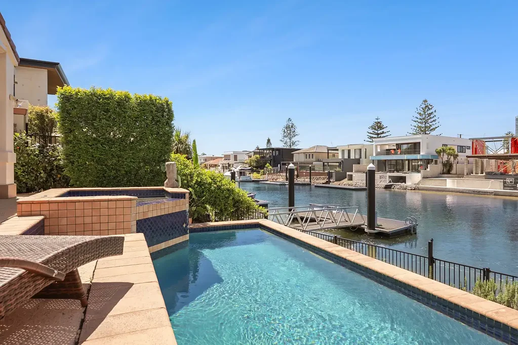 Surfers Paradise 3Kwarto East Facing Waterfront Luxury with Uninterrupted Lifestyle Appeal