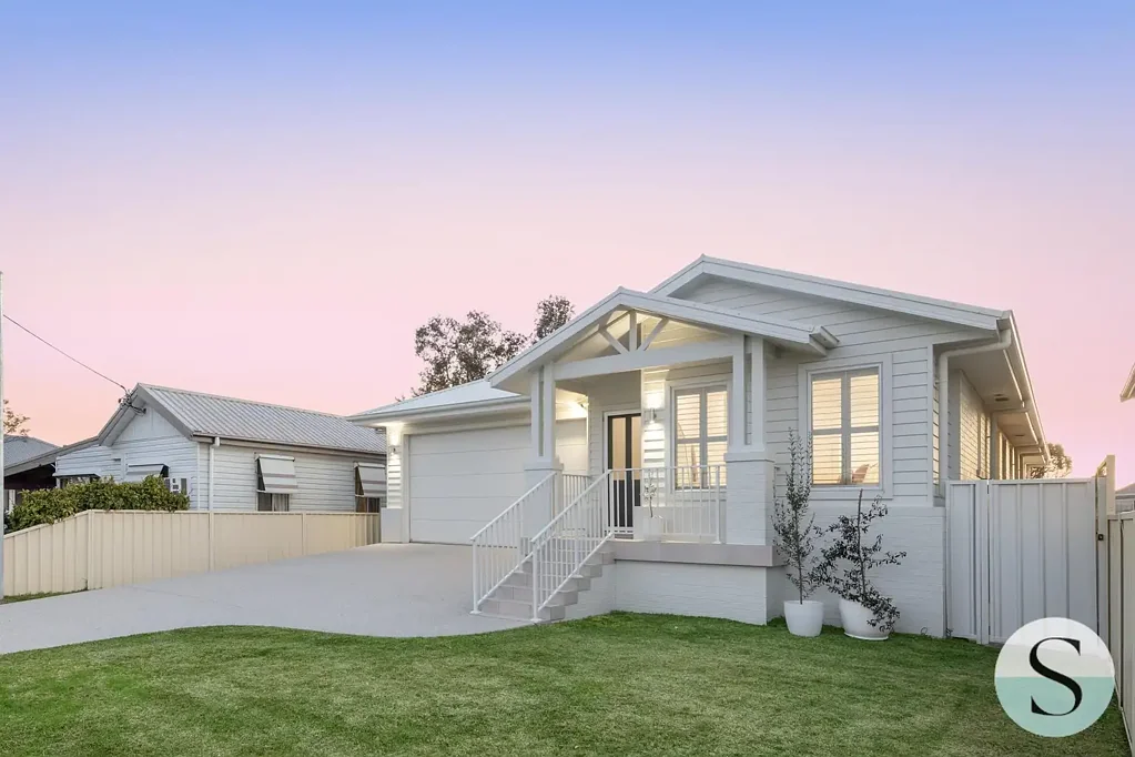 Swansea 4房  Lifestyle Focused Lake House, there’s Nothing’s Better than All New & a Sense of True Luxe, with the Best of One Level Living & Upgrades Everywhere!