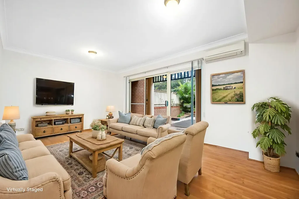 Large, Contemporary, North-east Facing Townhouse!