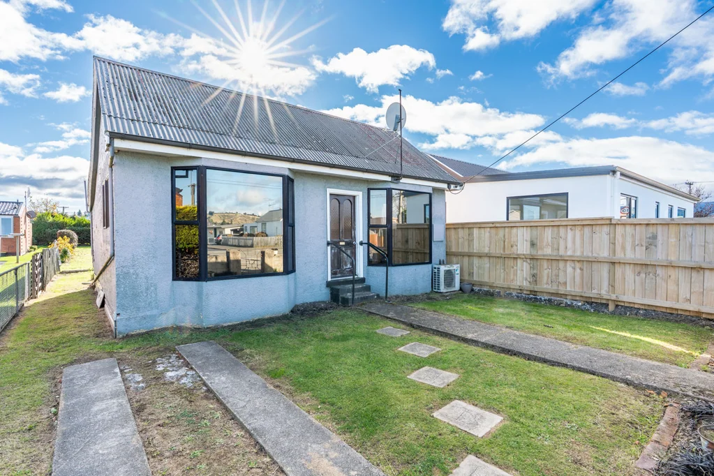 Mosgiel 1 Bedroom Packed With Potential And Residential 2 Zoning!!!