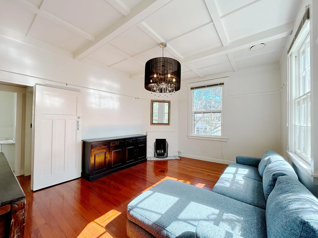 Charming One-Bedroom Haven in the Historic Ascot Apartments