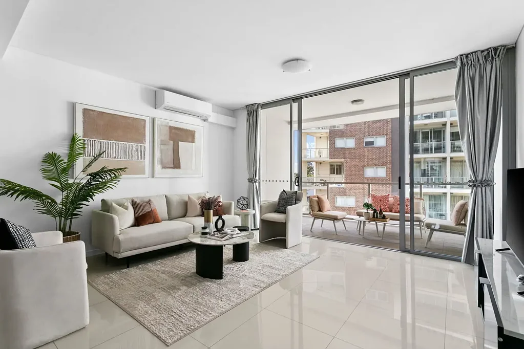 Stylish Dual-Level Apartment in Prime Ashfield Location