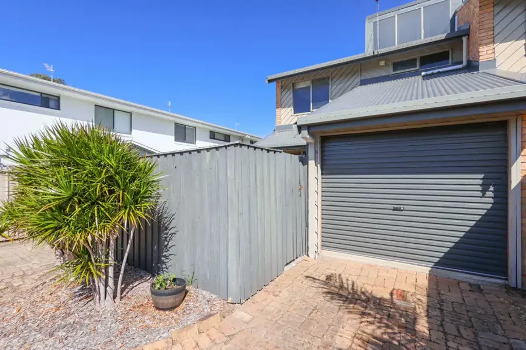 SPACIOUS TWO BEDROOM TOWNHOUSE