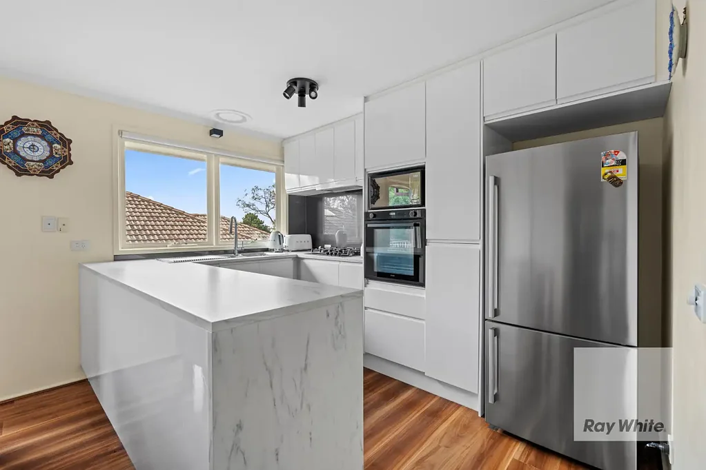 Elevated Family Living in a Peaceful Greensborough Court