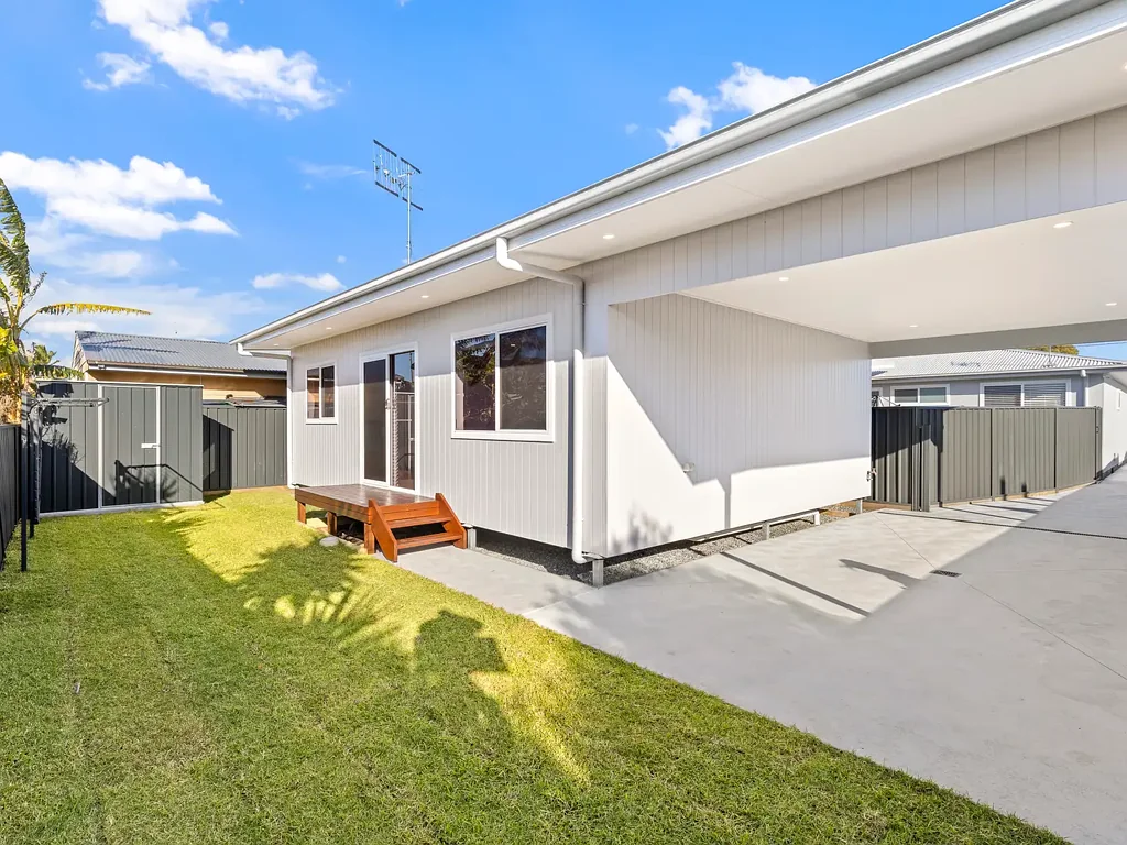 Modern Flat In The Heart of Killarney Vale!