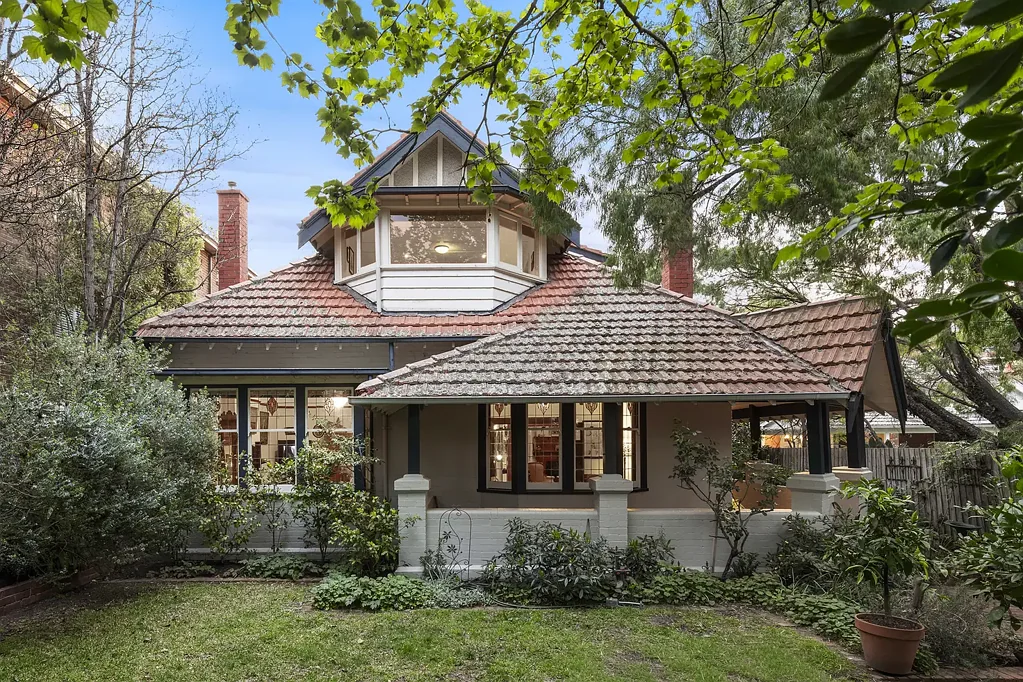 Elwood 5침실 A Truly Special Elwood Home, Rich in History & Heart