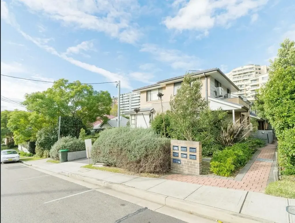 Hornsby 2房 独立私人入口 采光充足空间宽敞 现代石材燃气厨房 步行公交火车站 优质学校环绕 All around appeal, peaceful townhouse steps to everything