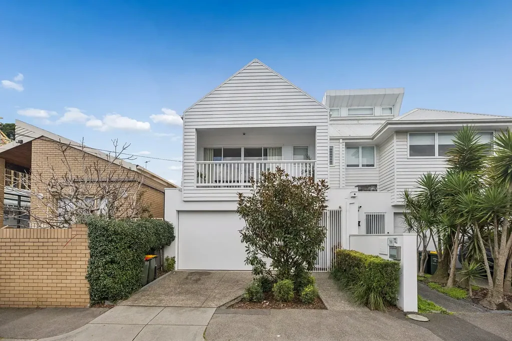 St Kilda 3房 精致设计融合卓越屋顶生活，位于 St Kilda 中心 Sophisticated Design Meets Exceptional Rooftop Living in the Heart of St Kilda
