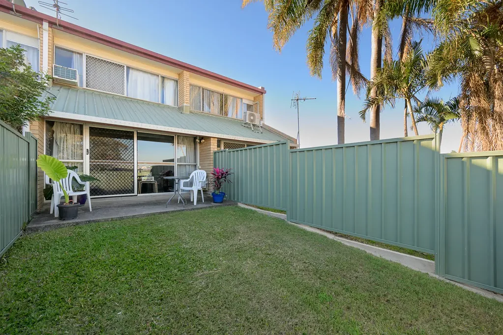 Gladstone Central 2 Bedroom NEAT & TIDY 2 BEDROOM UNIT… WITH SINGLE GARAGE.. IN GREAT CENTRAL LOCATION…
