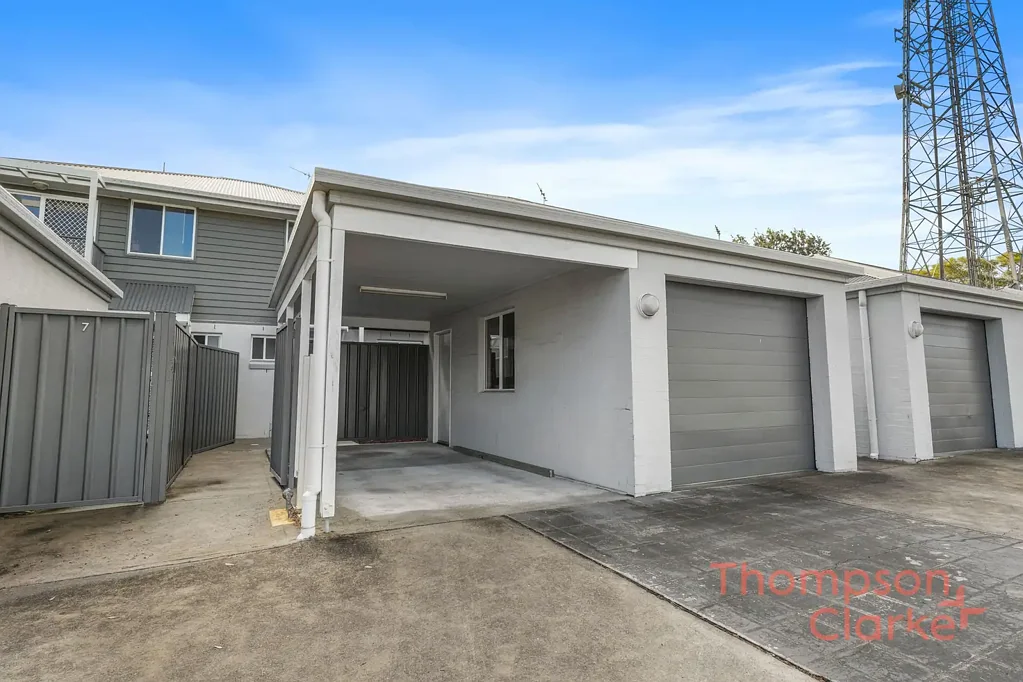 East Maitland 2غرفة نوم Private Townhouse Living with Garage, Carport & Balcony Spaces