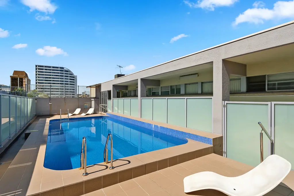 Light filled Studio In Security Building With Rooftop Pool