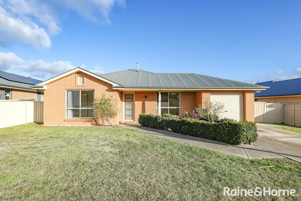 Modern Home in Kelso- Available 13.7.26