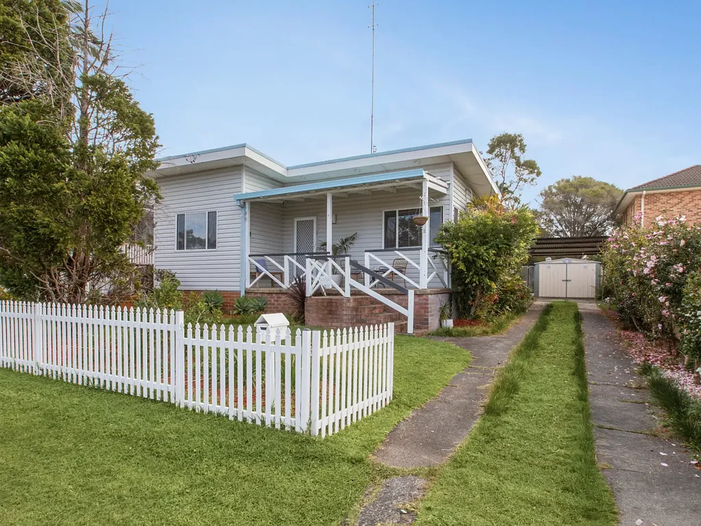 1 Anembo Avenue, Summerland Point, NSW 2259