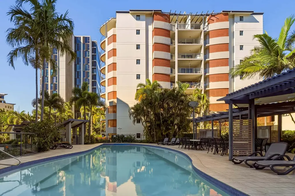Toowong 1房 河畔精装一居室 开放式布局 安全社区 邻近Regatta Hotel 停车位充足 Resort-Style One-Bedroom Living in a Prime Toowong Locale