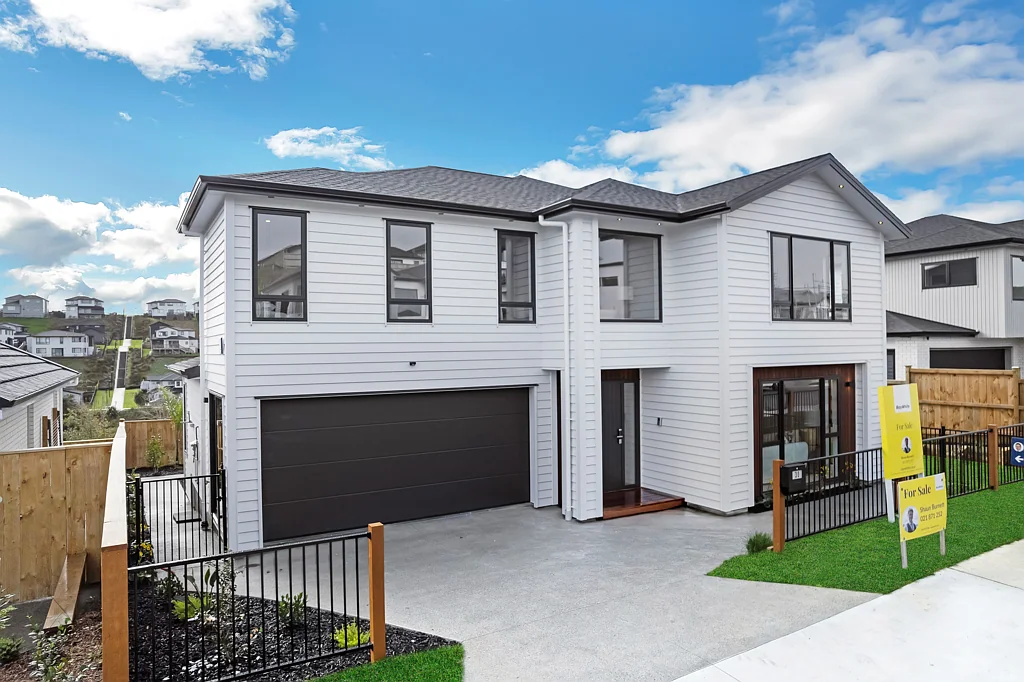 Orewa 5 Bedroom Grand Home !! A Must See !!