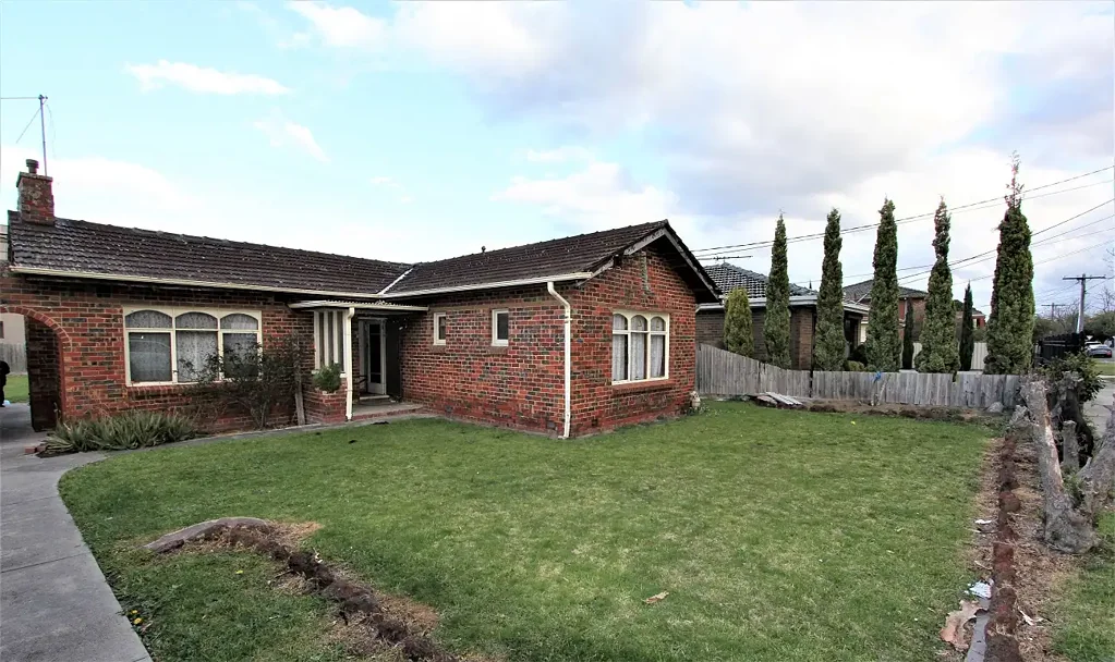 Springvale 3房 三卧砖房 976平阔地 临街21米 近Springvale中心 潜力多元住宅 Great Development Potential