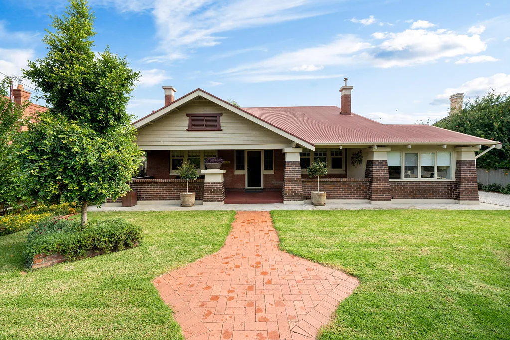 Cheltenham 3 Slaapkamer Charming Gentleman's Bungalow With Timeless Character & Modern Comforts