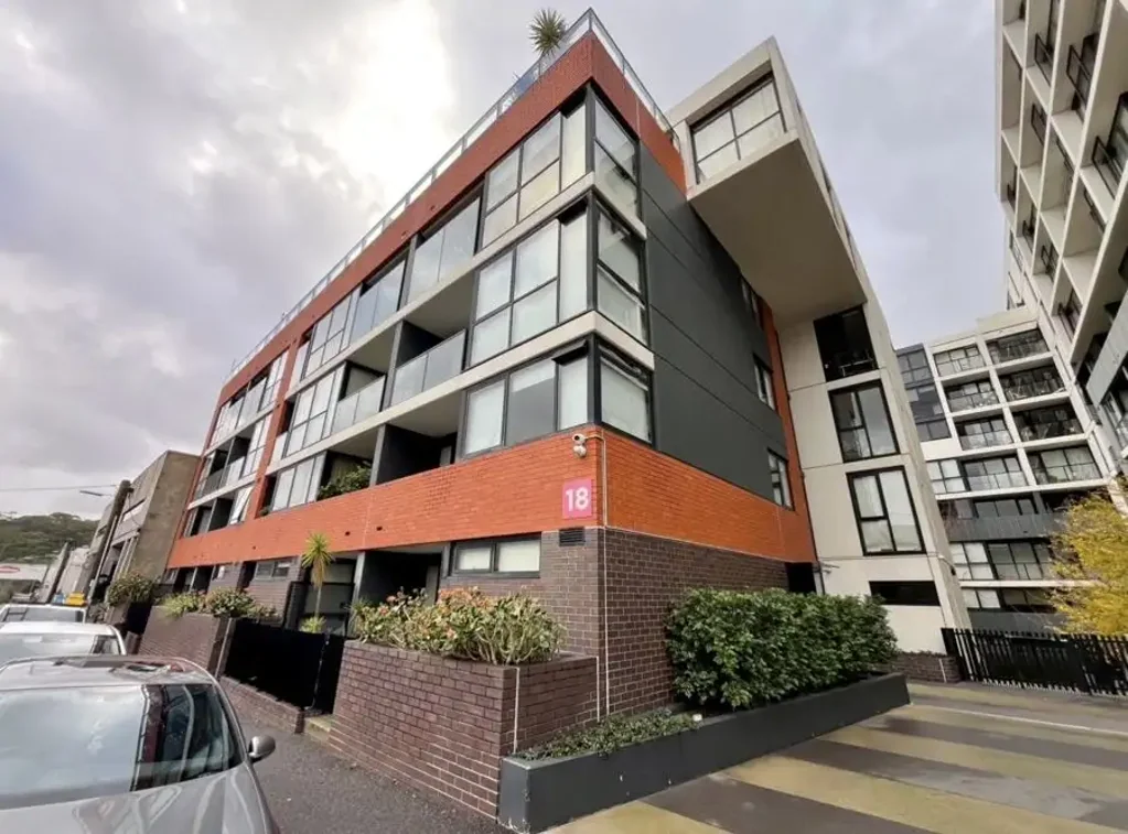 Fully Furnished Modern 2 Bedroom Apartment By the Yarra River For Rent