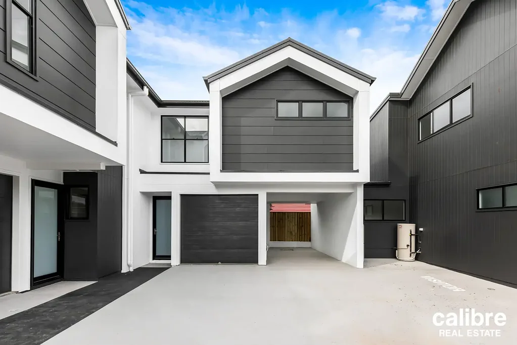 Luxury three bedroom townhouse - like new!