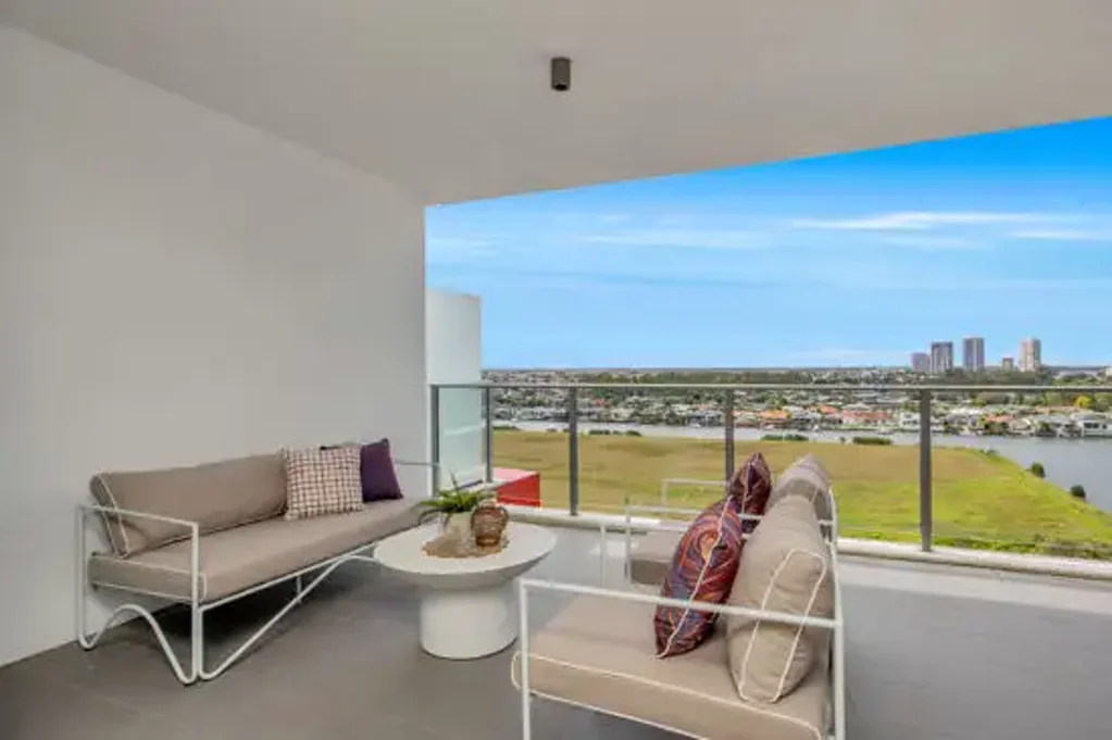 Biggera Waters 2બેડરૂમ STUNNING WATER & HINTERLAND VIEWS - SPACIOUS 2-BEDROOM APARTMENT