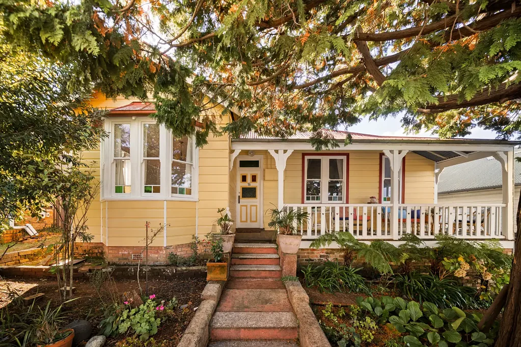 Katoomba 3房  Timeless Mountain Charm with Endless Potential in Prime South Katoomba Position